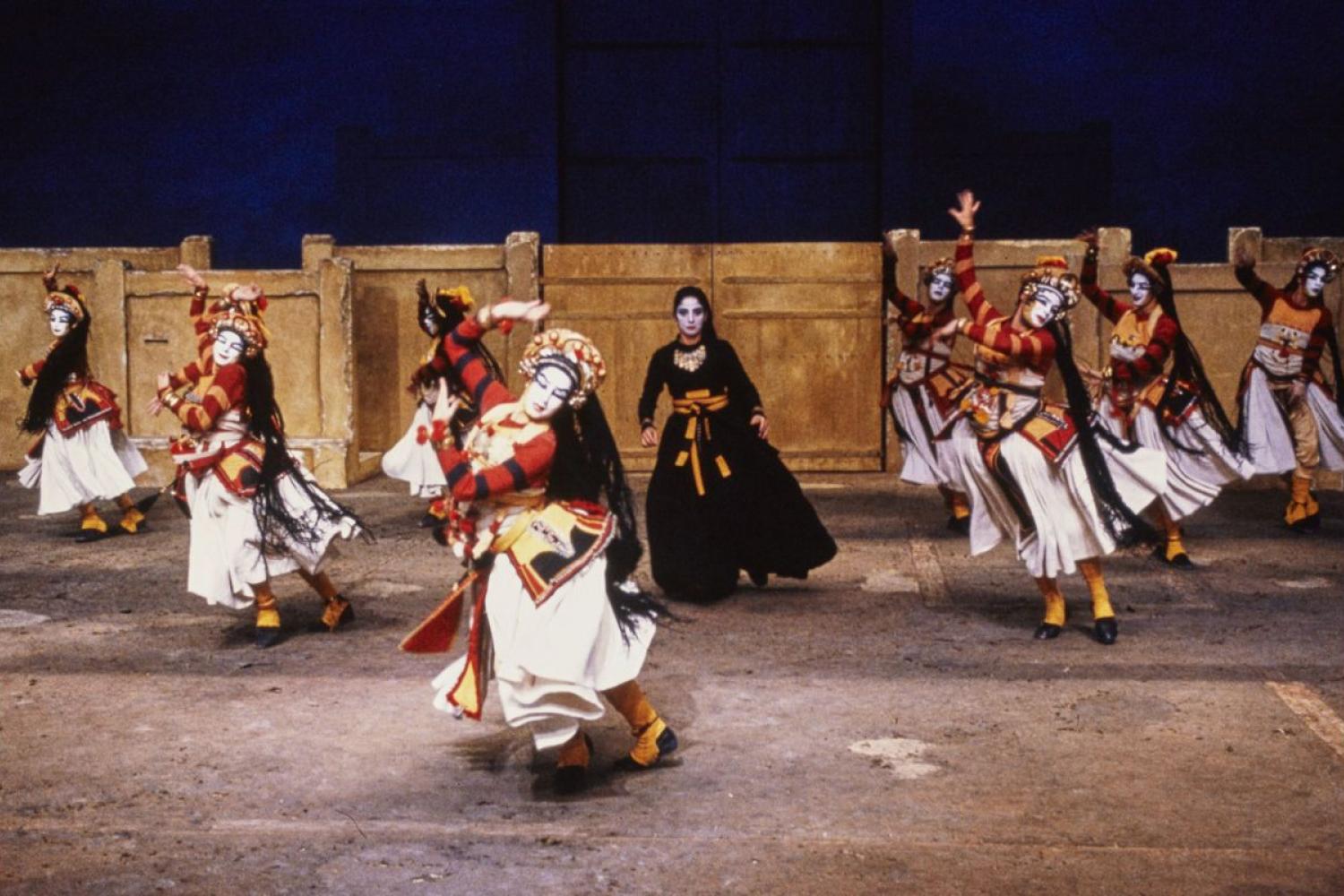 Ariane Mnouchkine en répétition, pour « Iphigénie à Aulis », dans « Les Atrides », Théâtre du Soleil - 1990 - © Photo Michèle Laurent – BnF, département des Arts du spectale