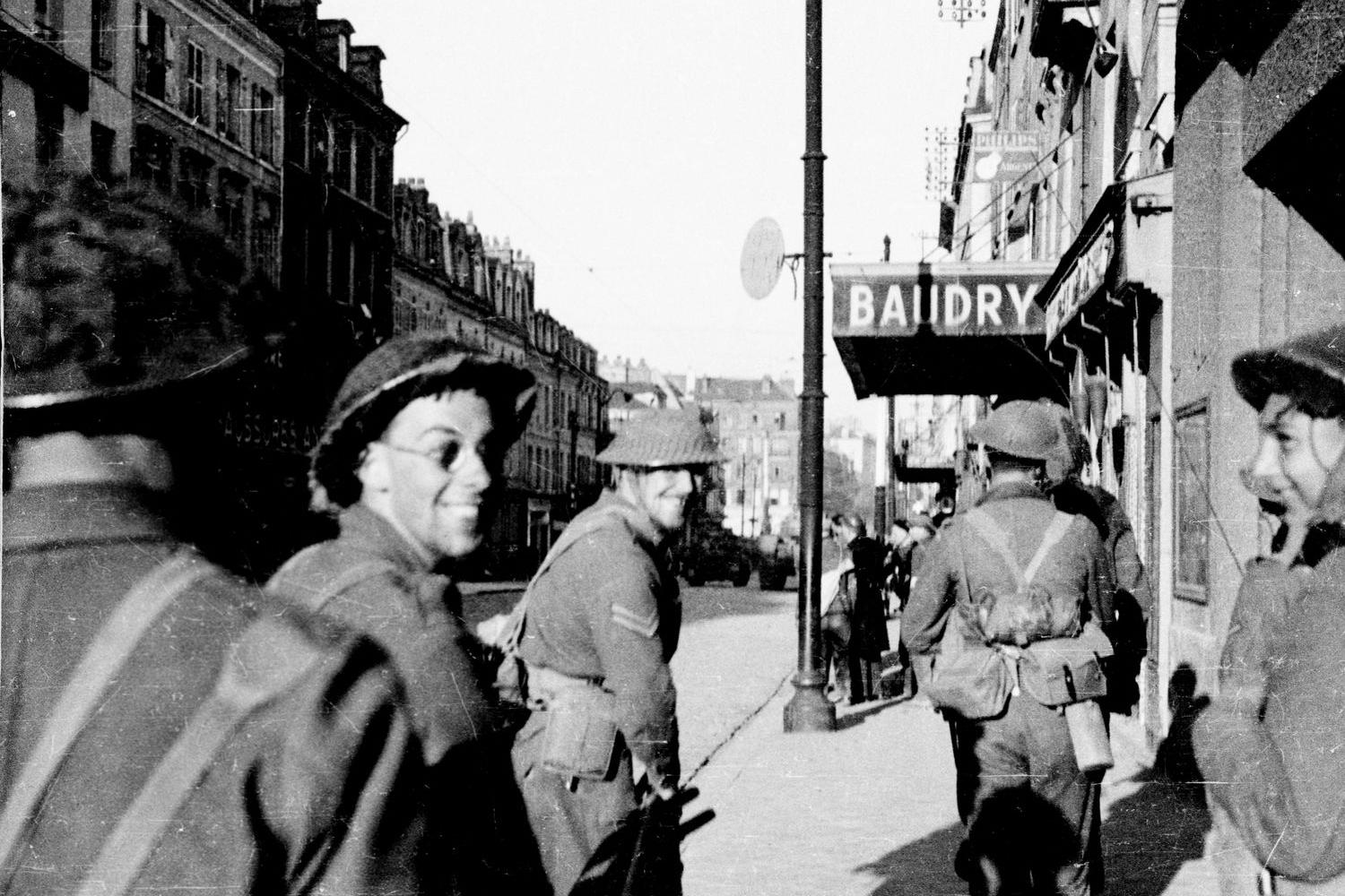 Au matin de ce douzième jour de septembre 1944, les premiers tanks et soldats alliés [canadiens] pénètrent dans la ville par la rue Aristide Briand : [au Havre, à la Libération] – Photographie de Will -  - BnF, département des Estampes et de la photographie, , Ph WILL NEGA 0292