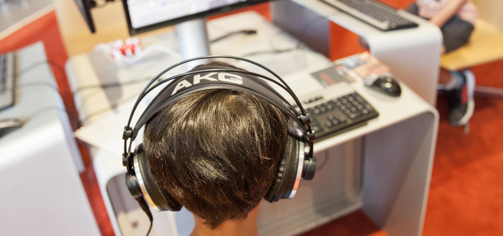 Salle A – Enfant jouant à un jeu vidéo -  - © Laurent Julliand / Agence Contextes / BnF