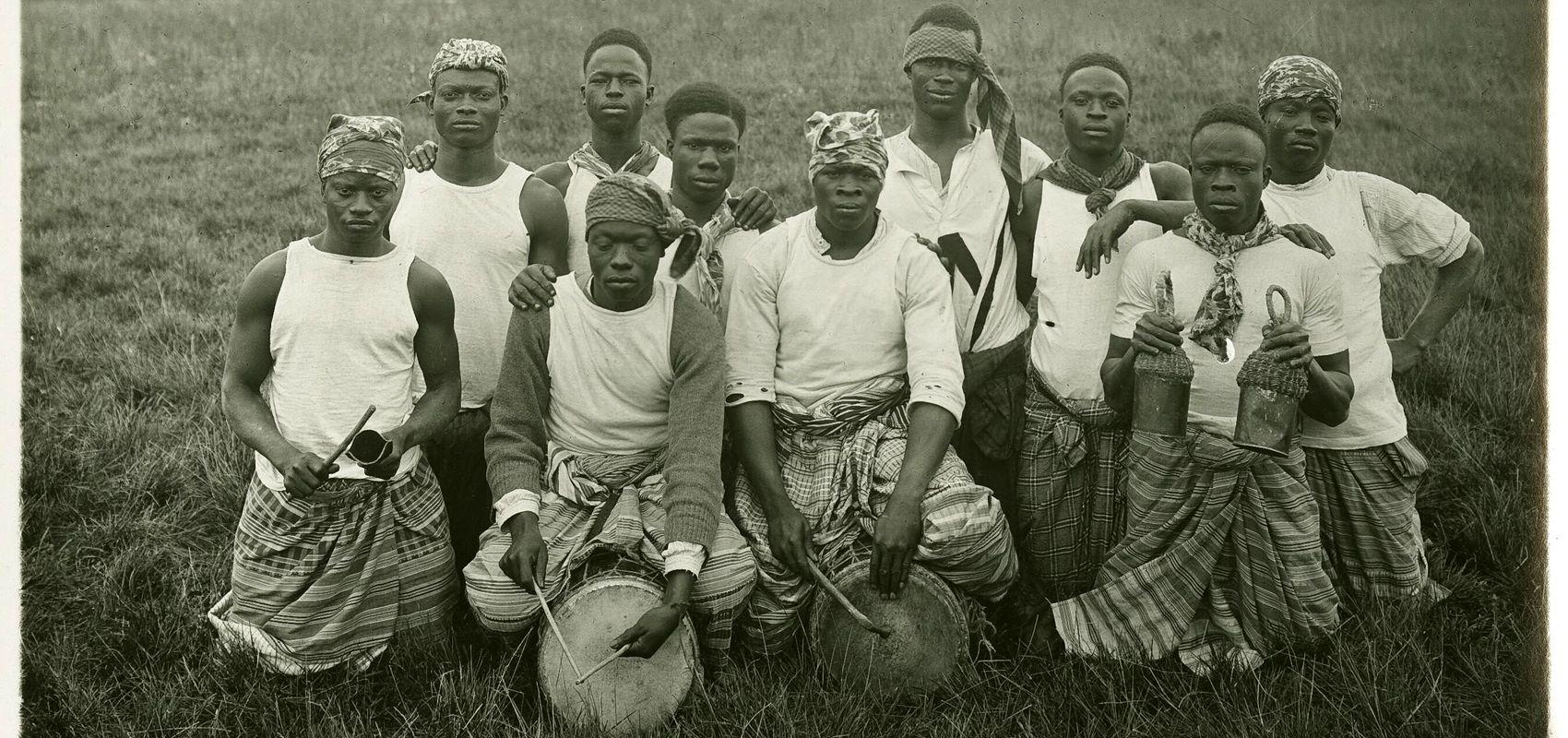 Chœur d'hommes, accompagnement de tambour, de gankeke et de battements de mains – Photographie accompagnant le disque Aillypo : chant de danse pour le jour de repos - 1931 – exposition coloniale - BnF, département  Son, vidéo, multimédia