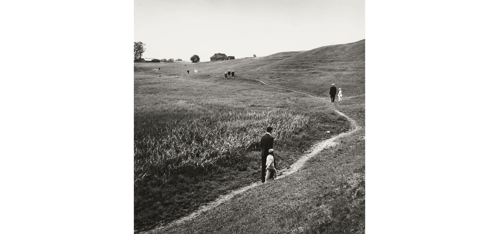 Algimantas Kunčius, Sekmadieniai. Į miestąI. Prie merkinės -  - © Algimantas Kunčius – BnF, département des Estampes et de la photographie