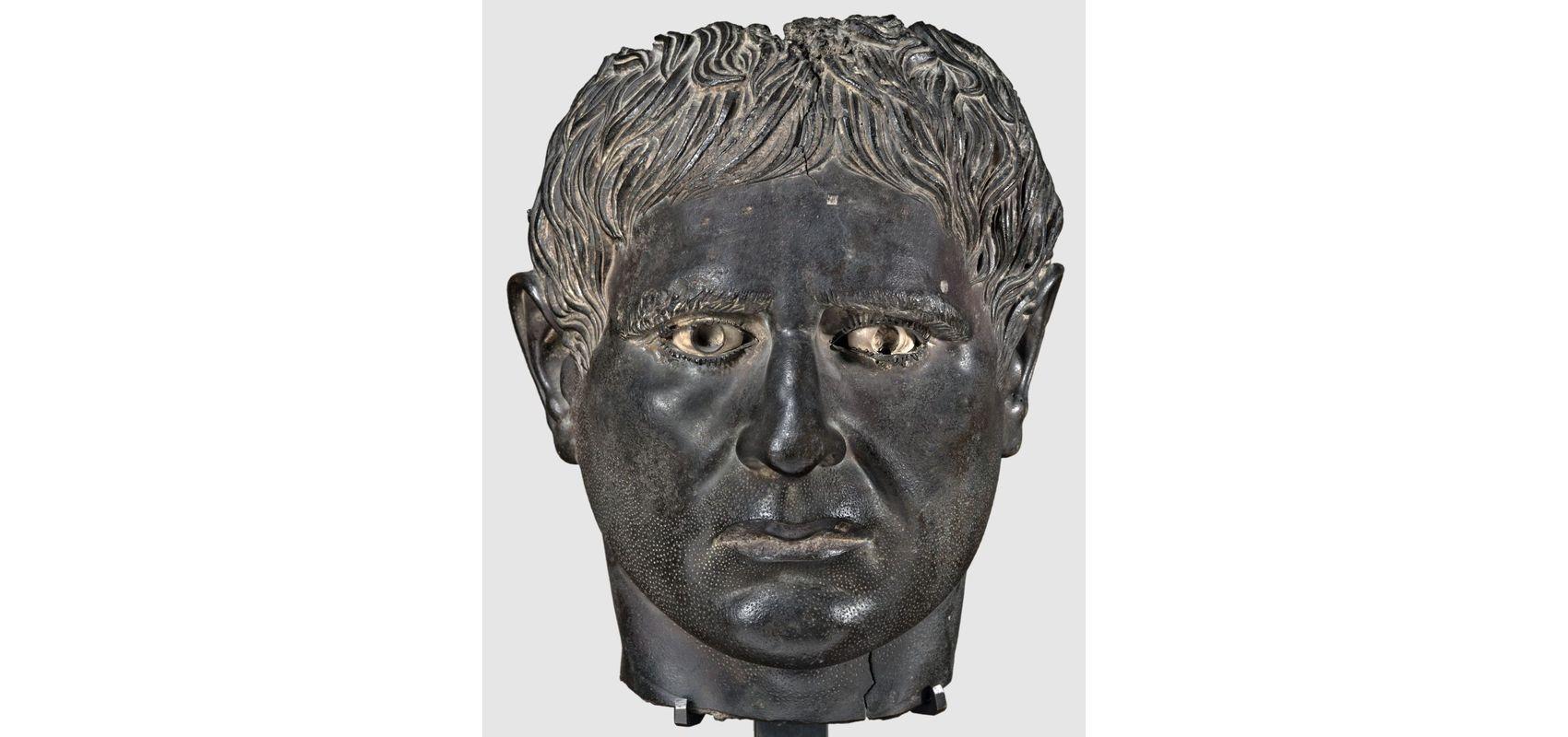 Portrait masculin en bronze (fonte, ciselé), marbre (yeux), verre (noir, yeux) et cuivre (lèvres) - Italie, Abruzzes entre 340 av JC et 200 av JC - BnF, département des Monnaies, médailles et antiques